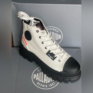 New | Palladium Women’s Revolt High Top Star White and Black  Sneakers, size 9
